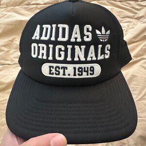 Adidas Originals Hat SnapBack Mesh Paneled.